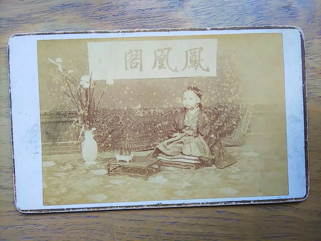 【古写真の調査後売却】小説家、書家、劇評家として活躍した、山岸 荷葉の肖像(鶏卵紙・手札サイズ) 【幕末明治の写真師 総覧】1,500名