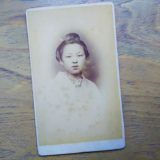 【古写真の調査後売却】美しい芸妓の肖像（鶏卵紙、手札サイズ）