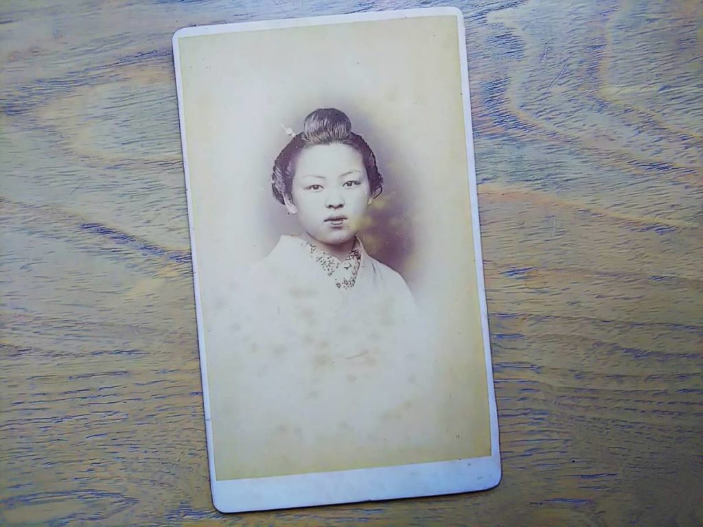古写真の調査後売却】美しい芸妓の肖像（鶏卵紙、手札サイズ