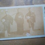 【古写真の調査後売却】長唄と三味線を持つ3人肖像（鶏卵紙台紙貼り付け）