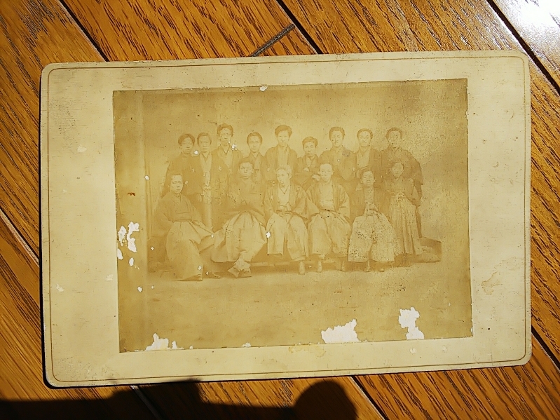 【古写真の調査後売却】藩主の集合古写真（鶏卵紙、台紙貼付）