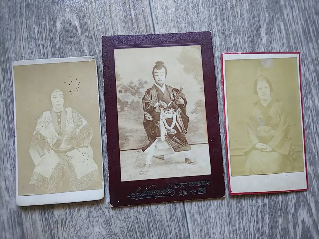 【古写真の調査後売却】歌舞伎役者と思われる人物肖像（写真師・野々垣鹿太郎、鶏卵紙、台紙貼付）