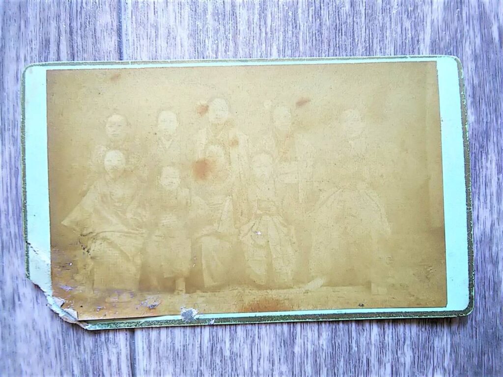 古写真の調査後売却】内田九一の緑色台紙に貼られた人物集合写真（鶏卵 