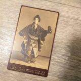 【古写真の調査後売却】写真師・成井頼佐撮影の美しい芸妓の肖像（鶏卵紙、台紙貼付）