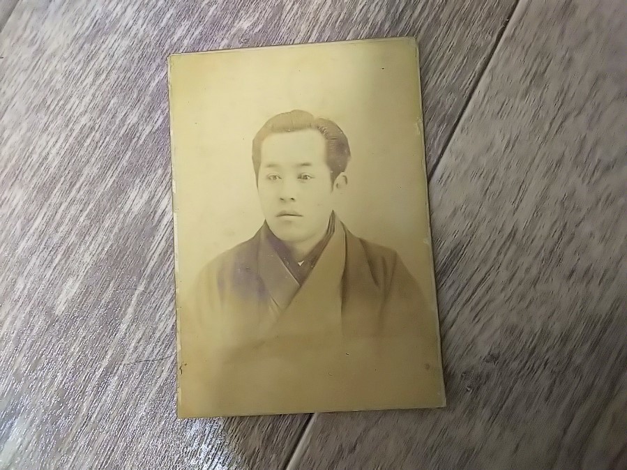 【古写真の調査後売却】甲府市長・若尾民造の人物肖像（鶏卵紙、台紙貼付）