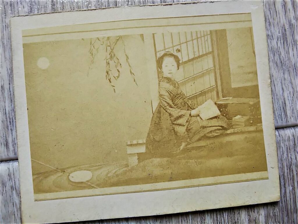 【古写真の調査後売却】読書をする美人の芸妓肖像（小型サイズ台紙貼り付け）
