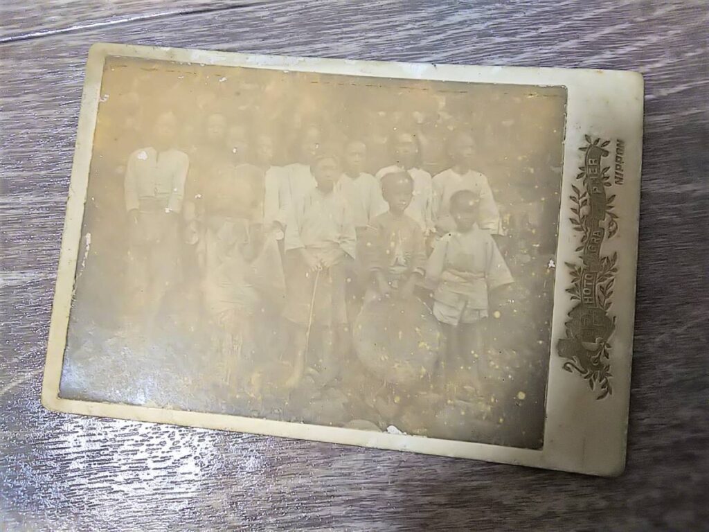 【古写真の調査後売却】台湾原住民の集合写真（鶏卵紙、台紙貼り付け）
