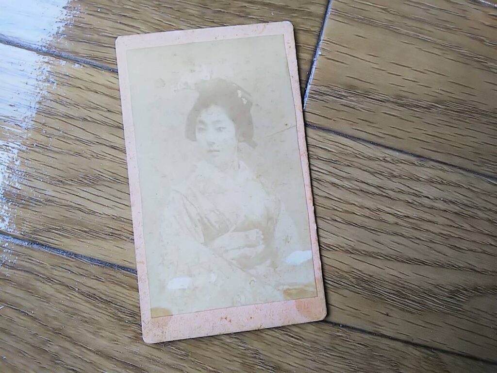 【古写真の調査後売却】鹿島清兵衛の妻「芸妓・鹿嶋ゑつ（ぽん太）」の肖像写真（鶏卵紙、台紙貼付）写真師台紙鶏卵紙