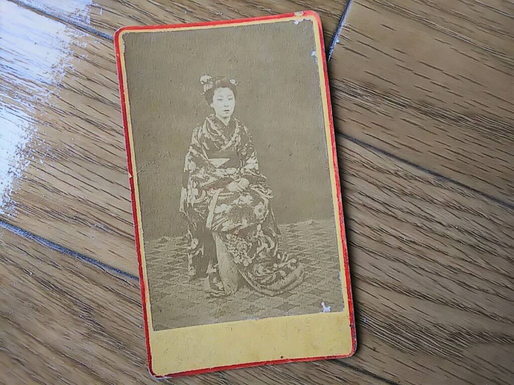 【古写真の調査後売却】芸妓・江良加代の肖像写真（鶏卵紙、台紙貼り付け、手札サイズ）