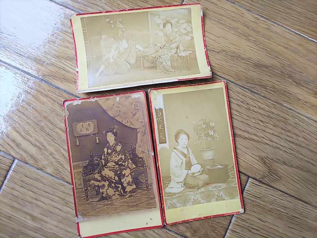 【古写真の調査後売却】明治期祇園などの美人芸妓3枚（鶏卵紙、台紙貼り付け、手札サイズ）