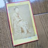 【古写真の調査後売却】芸妓・江良加代の肖像写真（鶏卵紙、台紙貼付）