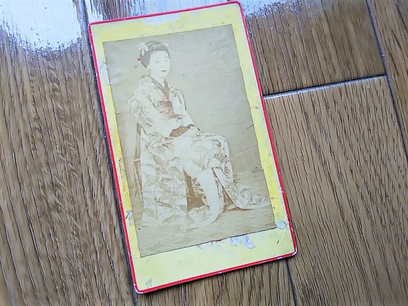 【古写真の調査後売却】芸妓・江良加代の肖像写真（鶏卵紙、台紙貼付）