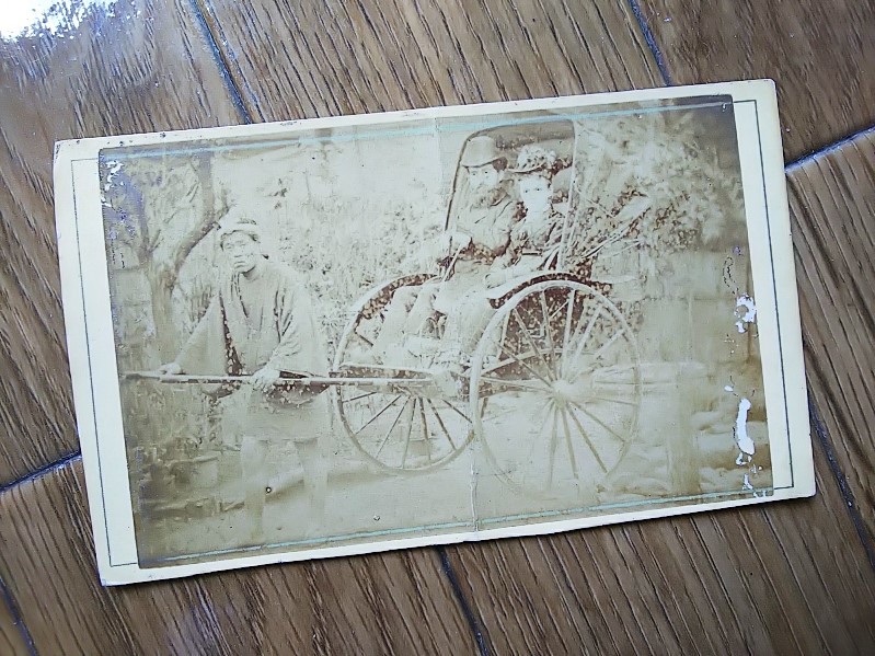 【古写真の調査後売却】人力車に乗る外国人の肖像写真（鶏卵紙、台紙貼付）