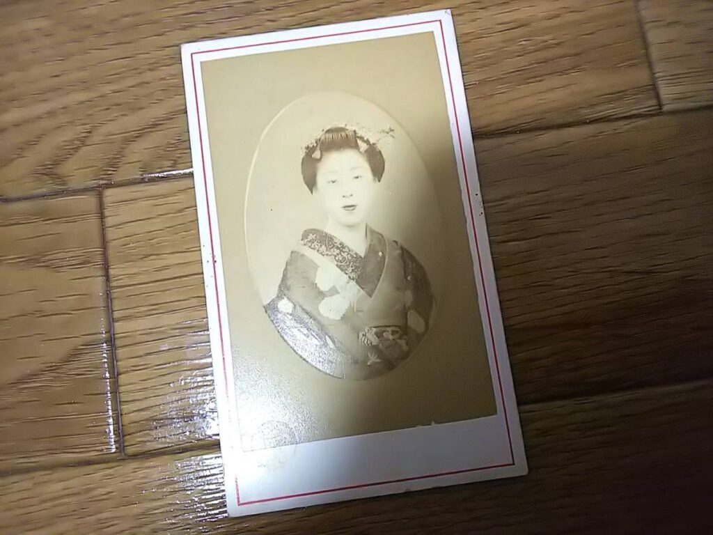 【古写真の調査後売却】写真師・堤董子が撮影した、芸妓・江良加代の肖像写真（鶏卵紙、台紙貼り付け）