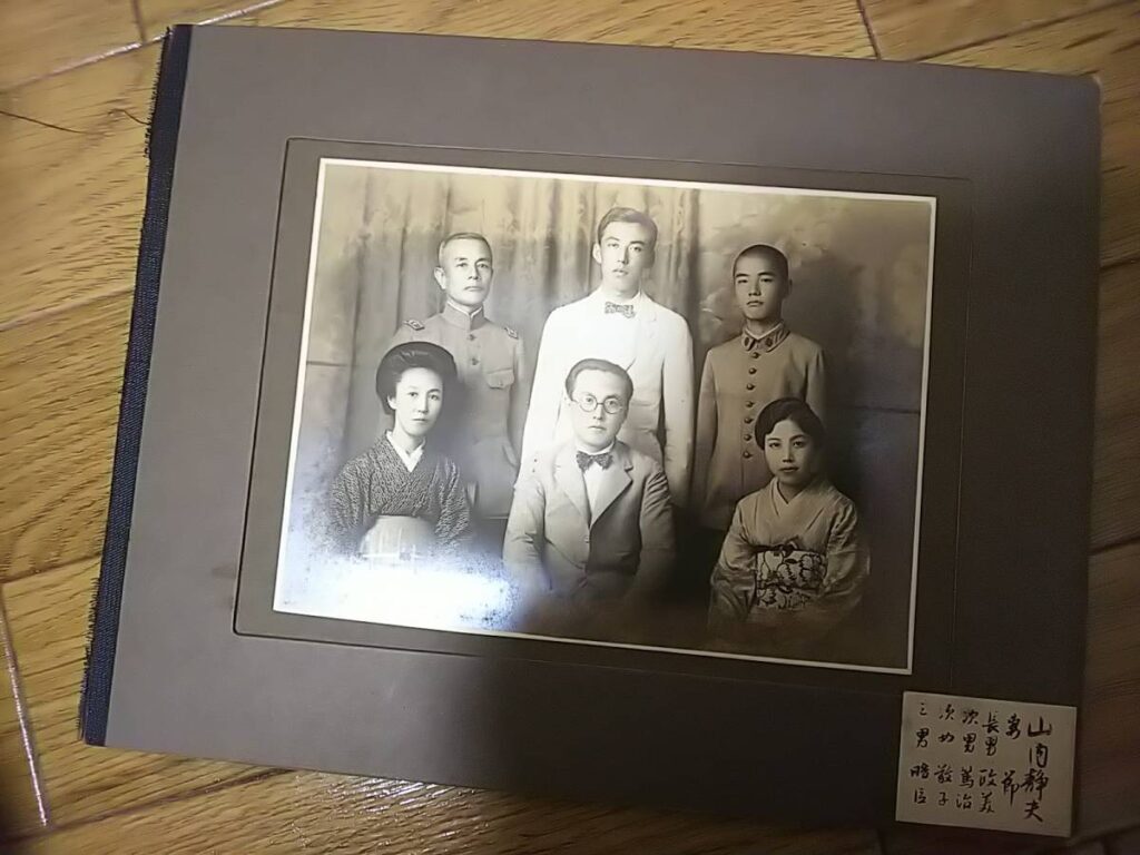 【古写真の調査後売却】陸軍中将・山内静の家族写真（台紙貼付）