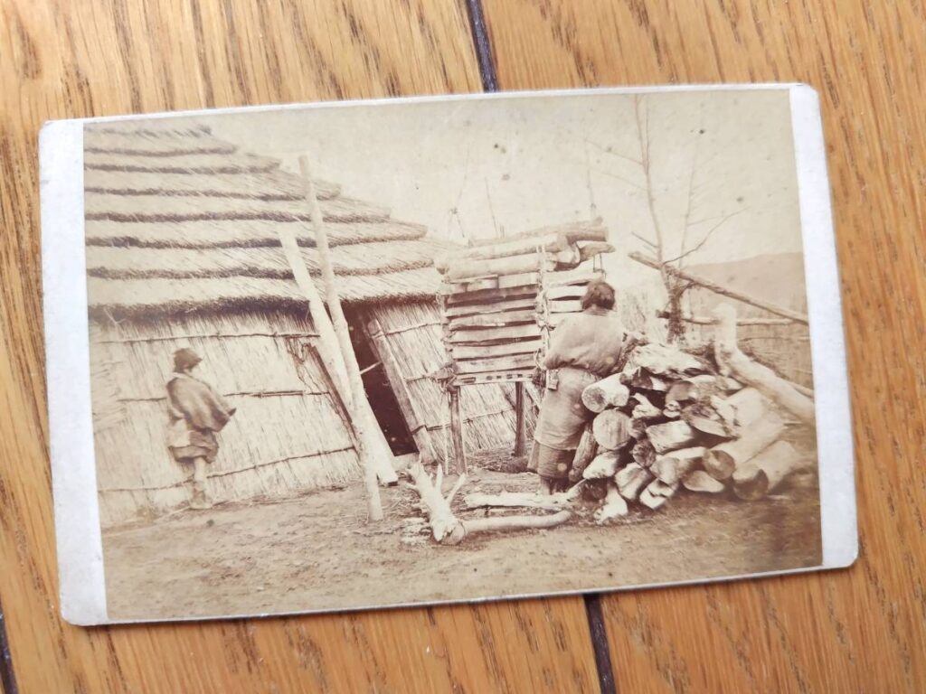 【古写真の調査後売却】場所不明の日本の藁ぶき屋根家屋（鶏卵紙、台紙貼付）