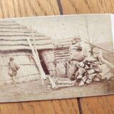 【古写真の調査後売却】場所不明の日本の藁ぶき屋根家屋（鶏卵紙、台紙貼付）