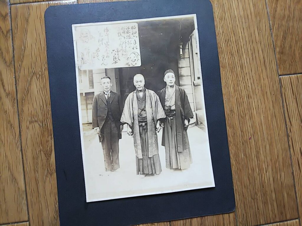 【古写真の調査後売却】笠原愷泉六々居士とともに写された、海軍大将・東郷平八郎晩年の肖像写真。
