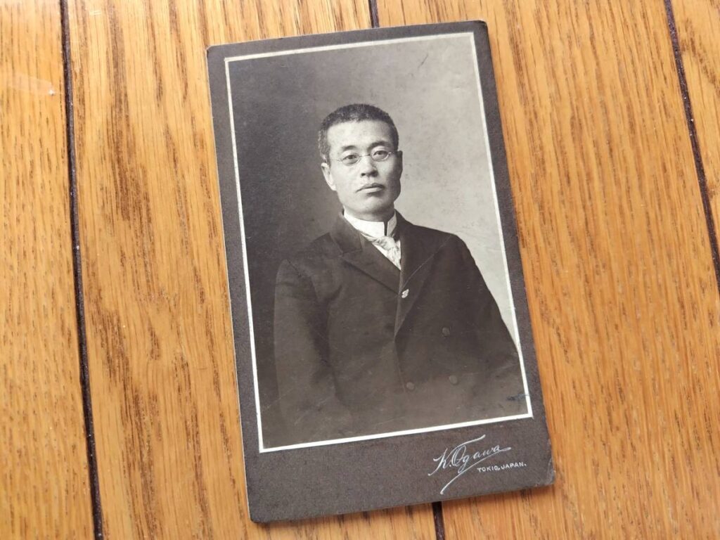 写真師・小川 一真撮影の北海道帝国大学教授・木村勇の肖像写真（鶏卵紙）