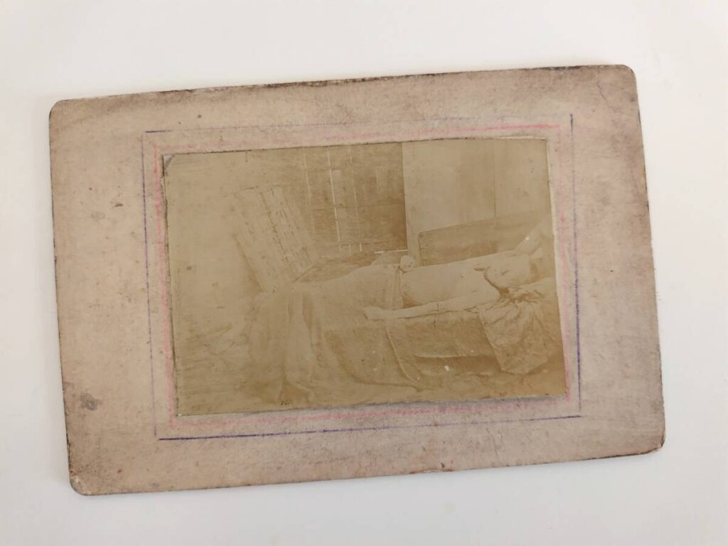 【古写真の調査後売却】台湾の反日活動家「林李成」の死後直前と思われる肖像写真（鶏卵紙、台紙貼り付け）