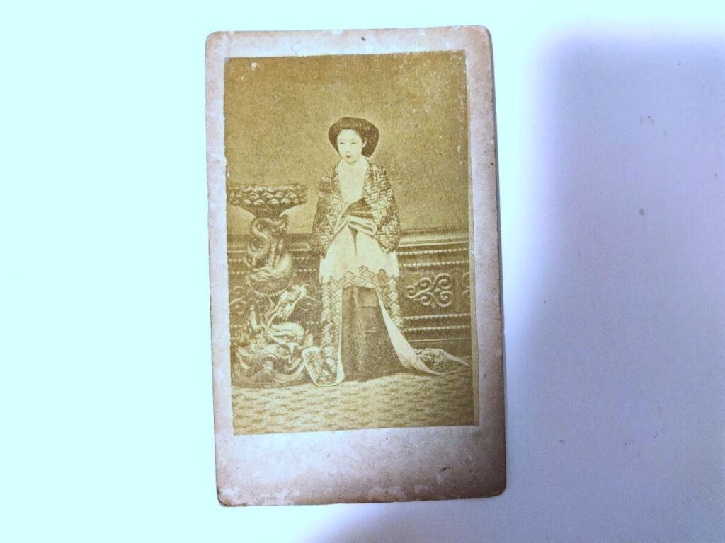 【古写真の調査後売却】紅梅典侍と呼ばれた明治天皇の女官・四辻清子。美しい肖像写真（鶏卵紙、台紙貼り付け）