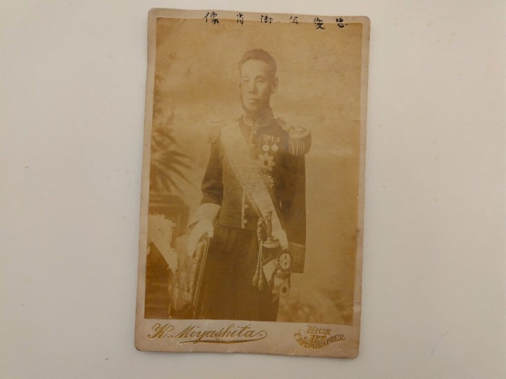 【古写真の調査後売却】写真師・宮下欽撮影。長州藩主公爵・毛利元徳の肖像写真（鶏卵紙、台紙貼り付け）