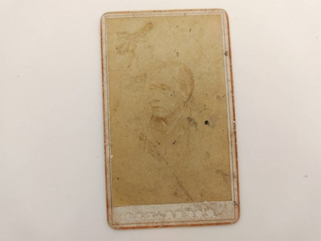 【古写真の調査後売却】下総佐倉藩士・小永井小舟の肖像写真（写真師・江崎礼二。鶏卵紙、台紙貼り付け）