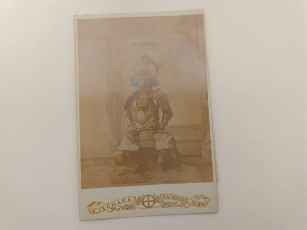 【古写真の調査後売却】写真師・磯長海洲撮影。平戸藩士・稲垣満次郎の鎧兜姿の肖像写真（タイバンコク。鶏卵紙、台紙貼り付け）