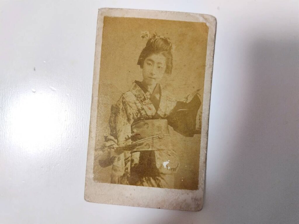 【古写真の調査後売却】写真師・鹿島清兵衛の妻。新橋の美人芸妓「ぽんた」の肖像写真（鶏卵紙、台紙貼り付け）