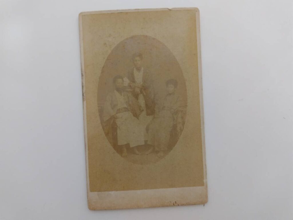 【古写真の調査後売却】三河吉田藩士・穂積寅九郎の肖像写真（写真師・内田九一。鶏卵紙、台紙貼り付け）