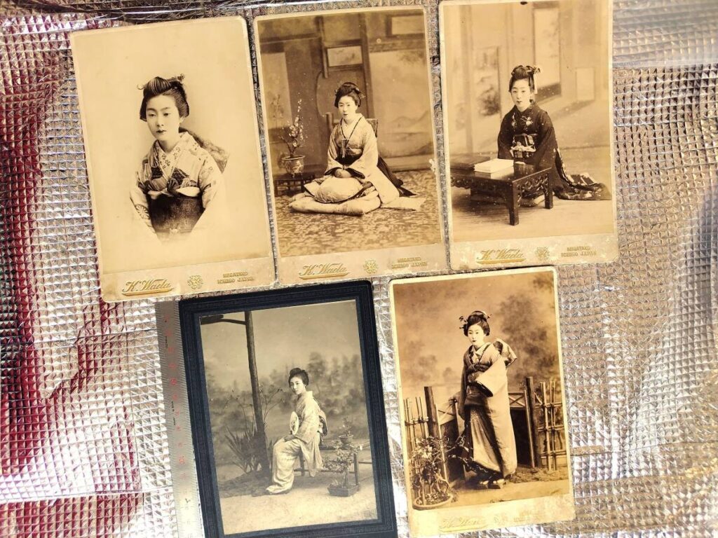 【古写真の調査後売却】写真師・和田久四郎撮影。美しい古町芸妓の肖像（鶏卵紙、台紙貼り付け）