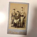 【古写真の調査後売却】大審院書記でホトトギス俳人・鈴木花蓑の明治期肖像写真 （鶏卵紙、台紙貼付）