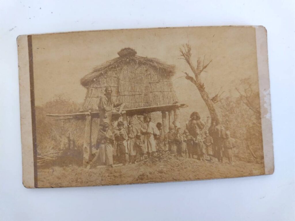 【古写真の調査後売却】アイヌの人物と建物の明治期風景写真 （鶏卵紙、写真師・三島常盤）写真師台紙鶏卵紙