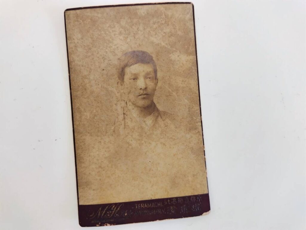 【古写真の調査後売却】法務大臣 郡祐一の父・郡淳の明治期肖像写真 （鶏卵紙、写真師・堀真澄）写真師台紙鶏卵紙