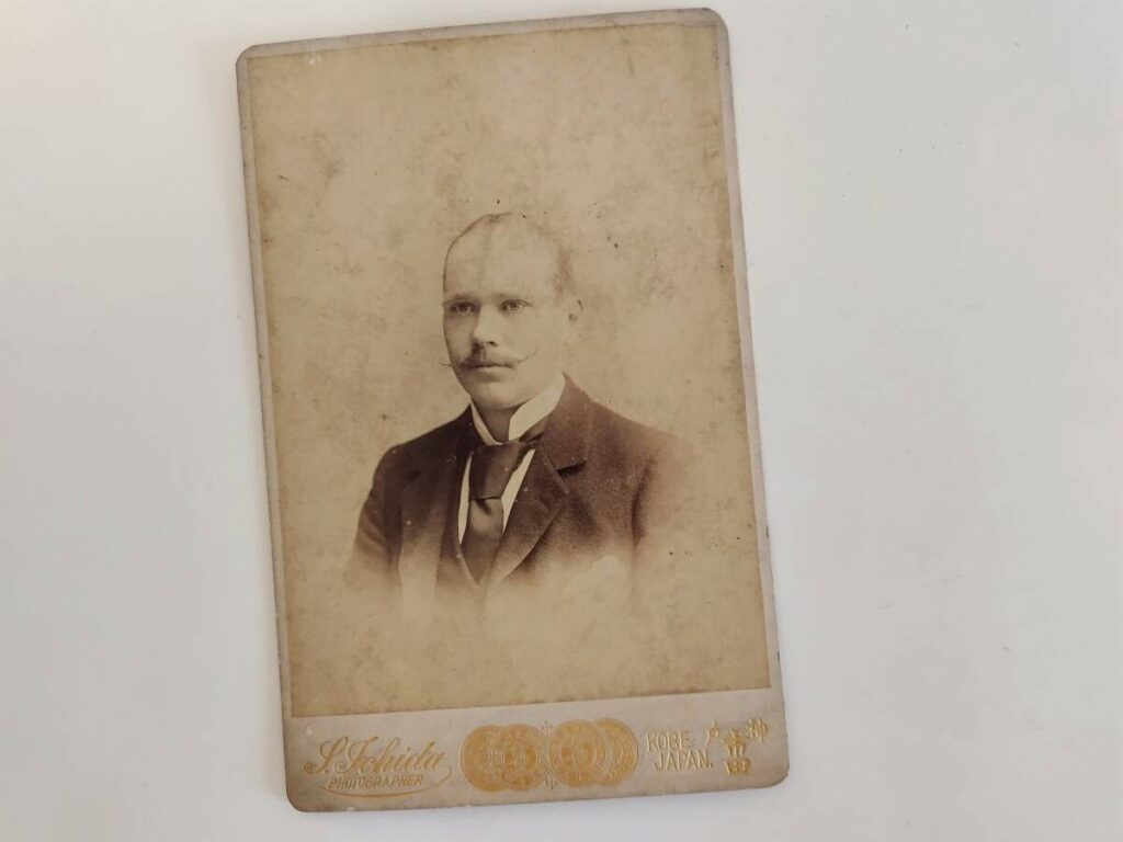 【古写真の調査後売却】宣教師と思われる人物が写る明治期肖像写真 （鶏卵紙、写真師・市田左右太）