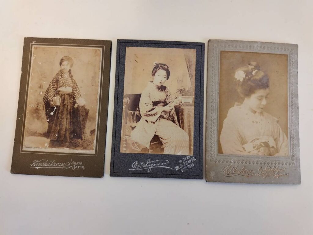 【古写真の調査後売却】、写真師・朝倉金作などが撮影した、越後新潟の古町芸妓（鶏卵紙、台紙貼り付け）