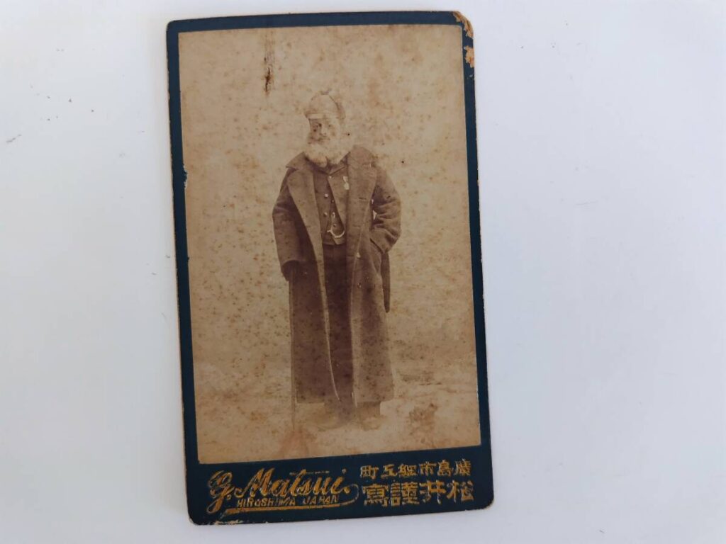同志社大学理事・山中百の肖像写真（鶏卵紙、台紙貼り付け）