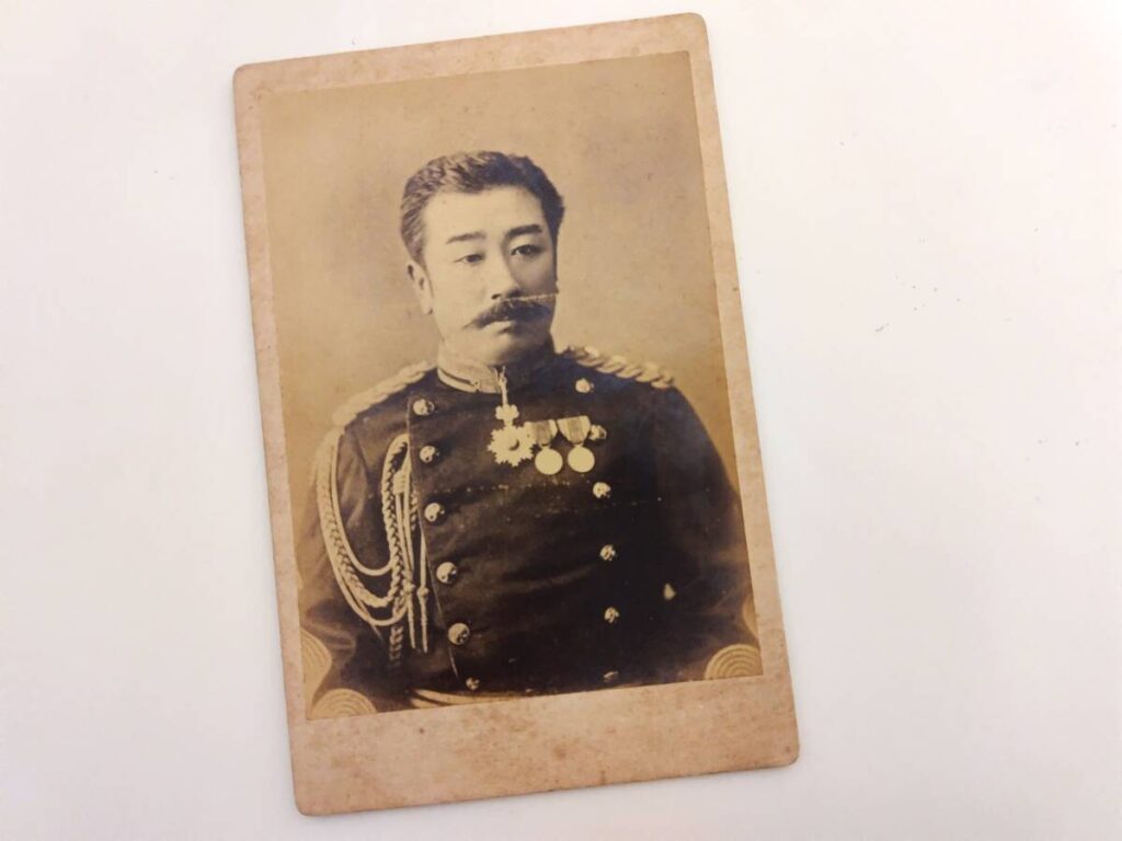 【古写真の調査後売却】明治期、陸軍大将・大島義昌の肖像写真（鶏卵紙、台紙貼り付け）