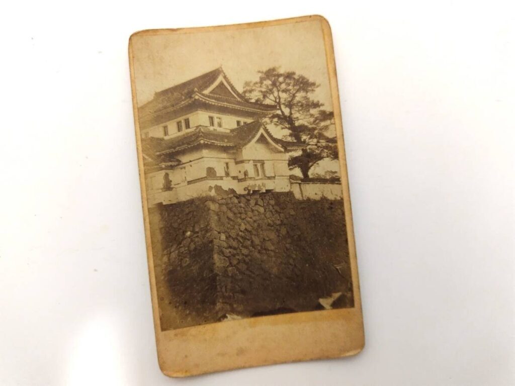 【古写真の調査後売却】東京・江戸城と思われる二重櫓。明治初期の風景写真（鶏卵紙、台紙貼付）