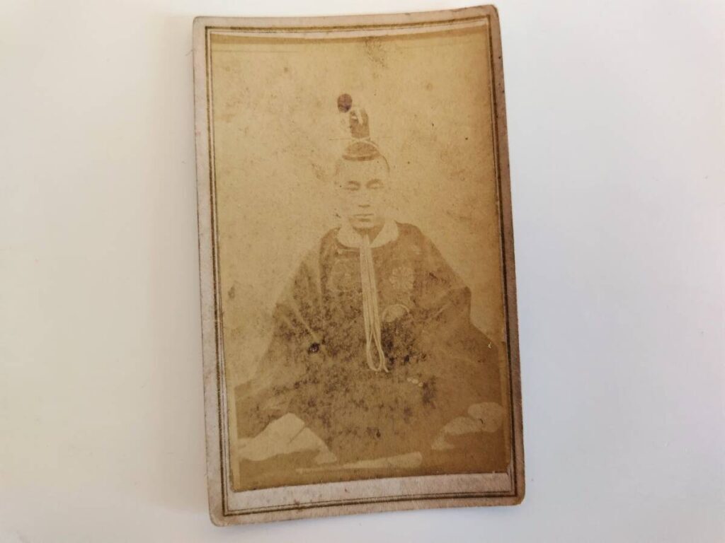 【古写真の調査後売却】第１５代将軍・徳川慶喜の肖像写真（鶏卵紙、台紙貼付）
