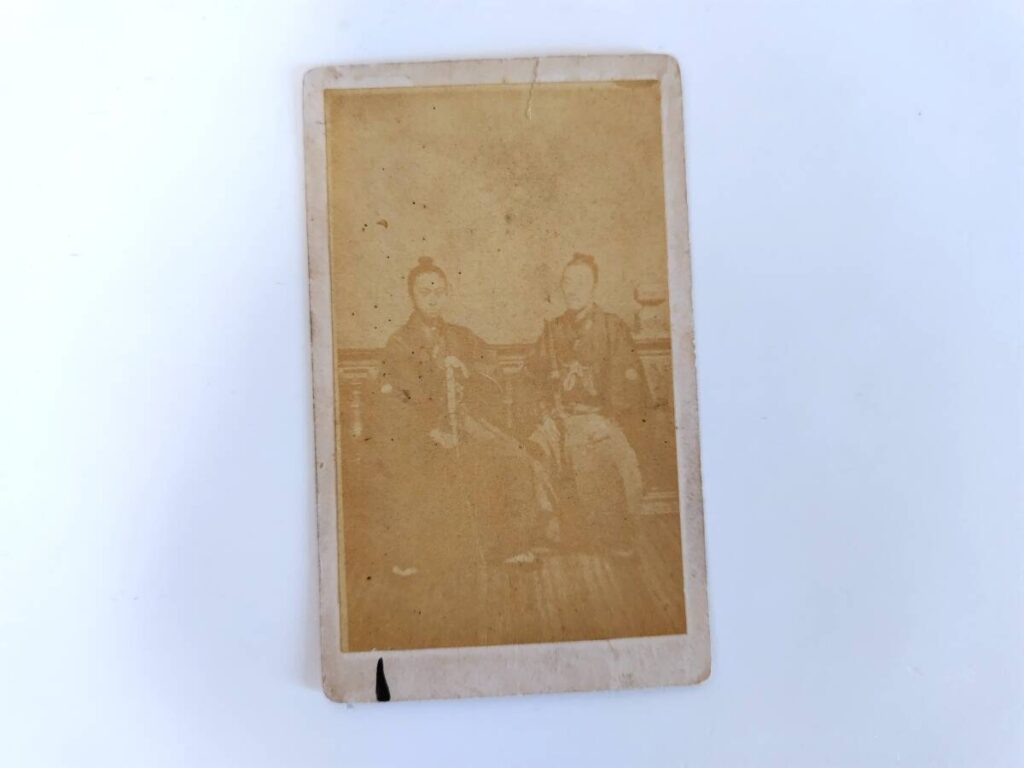 【古写真の調査後売却】薩摩藩主・島津久治、島津珍彦の並ぶ肖像写真（鶏卵紙、手札名刺サイズ）